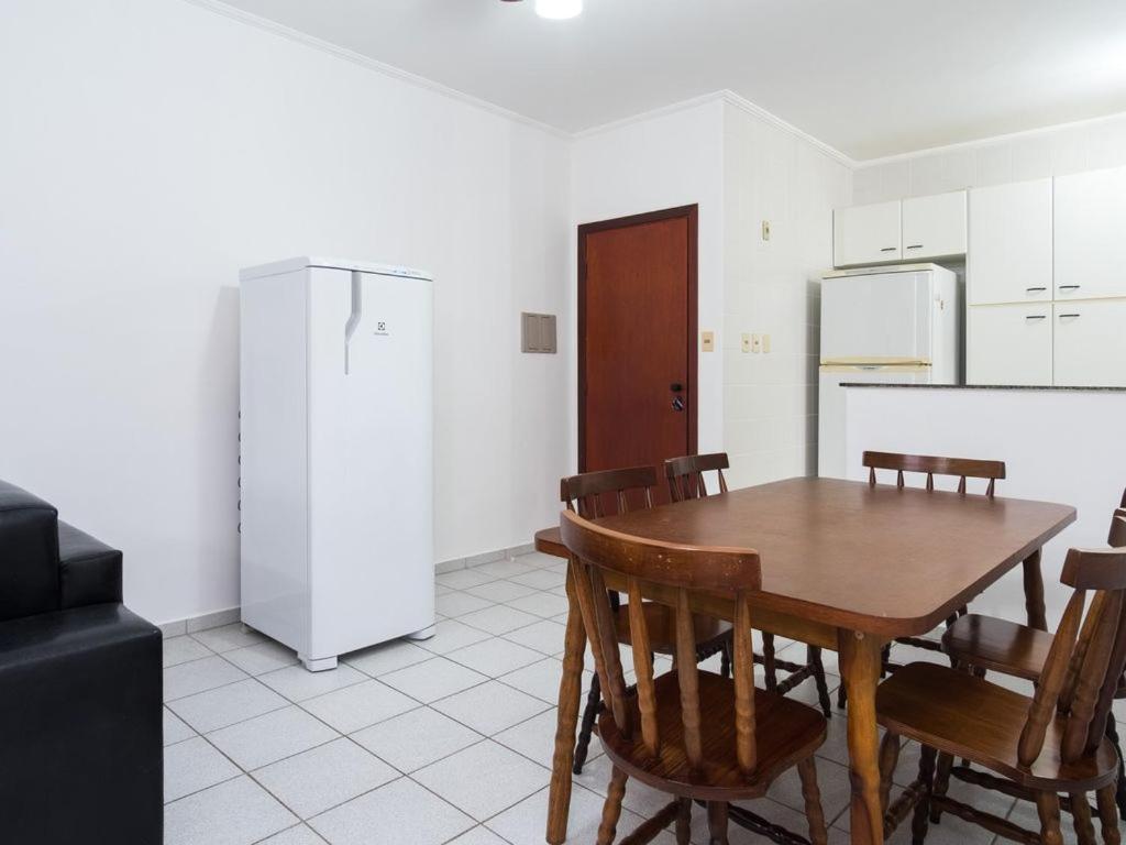 Apartamento Espacoso Com Ar Condicionado E Wi-Fi, A 100 Metros Da Praia - Edificio Estoril أوباتوبا المظهر الخارجي الصورة